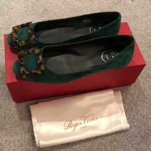 Roger Vivier Grommette turtle buckle ballet flats in dark green, size 38eur